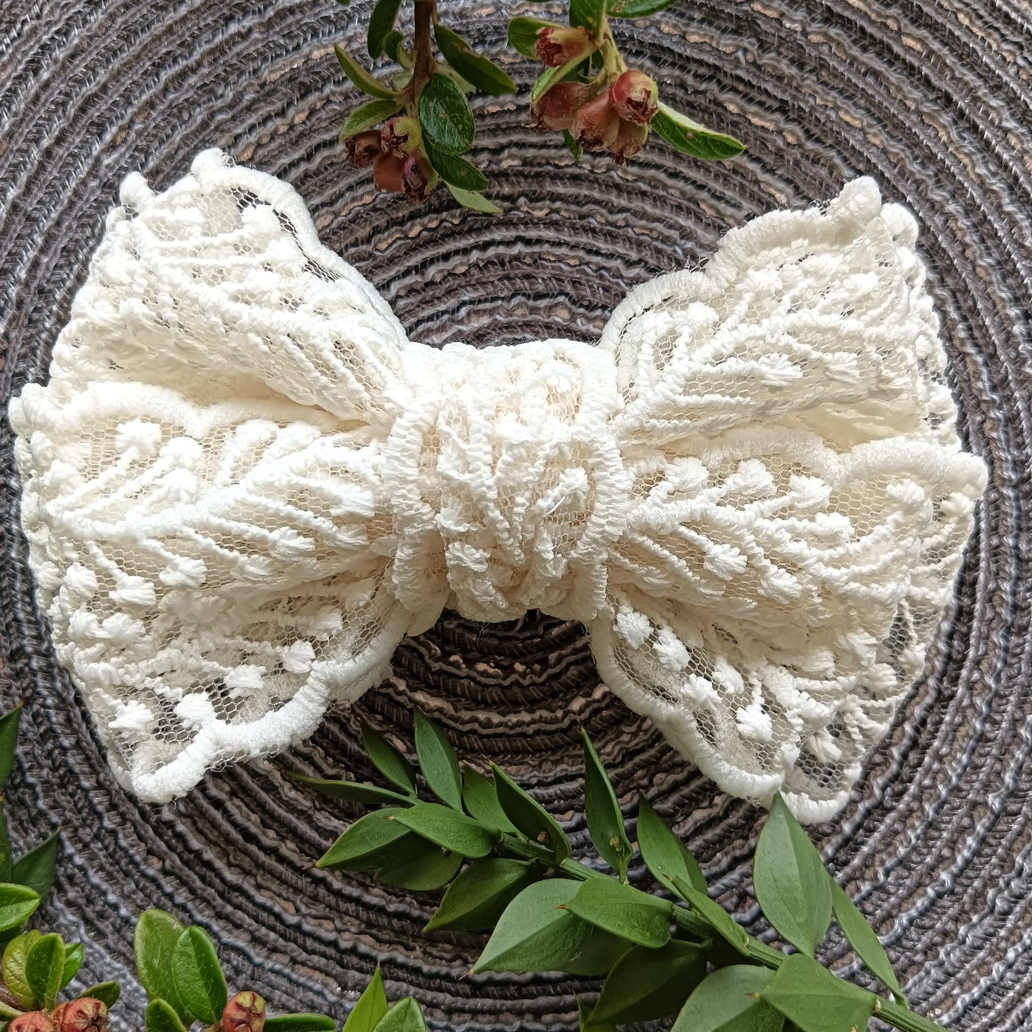 Lazo de pelo modelo mariposa doble, confeccionado con cinta de encaje beige de 4 cm de ancho.